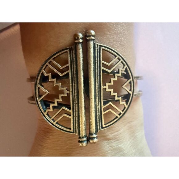 vintage gold tone hinged cuff bracelet - Picture 2 of 4